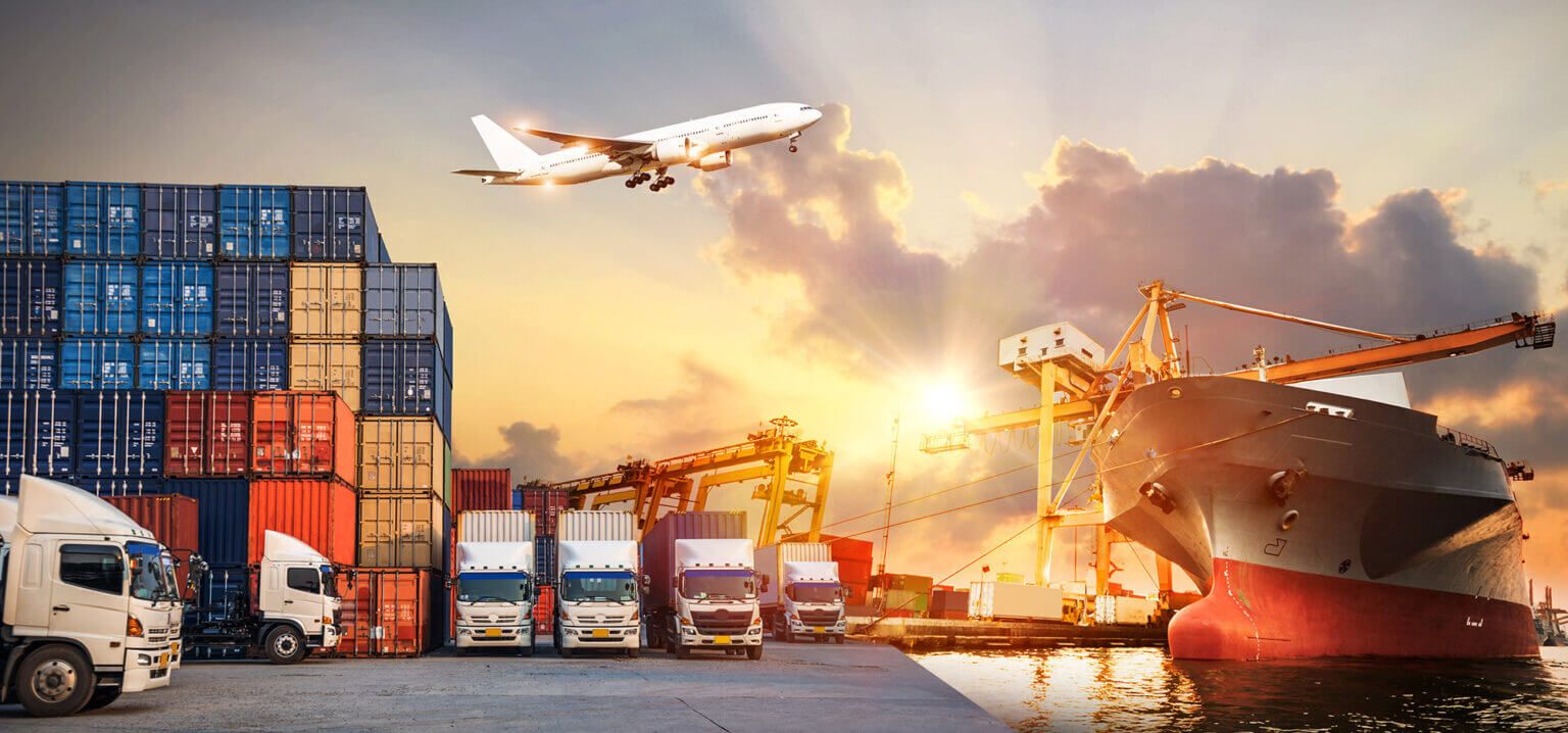 Konteyner istifleri, kamyonlar ve rıhtımdaki konteyner gemisiyle intermodal terminal